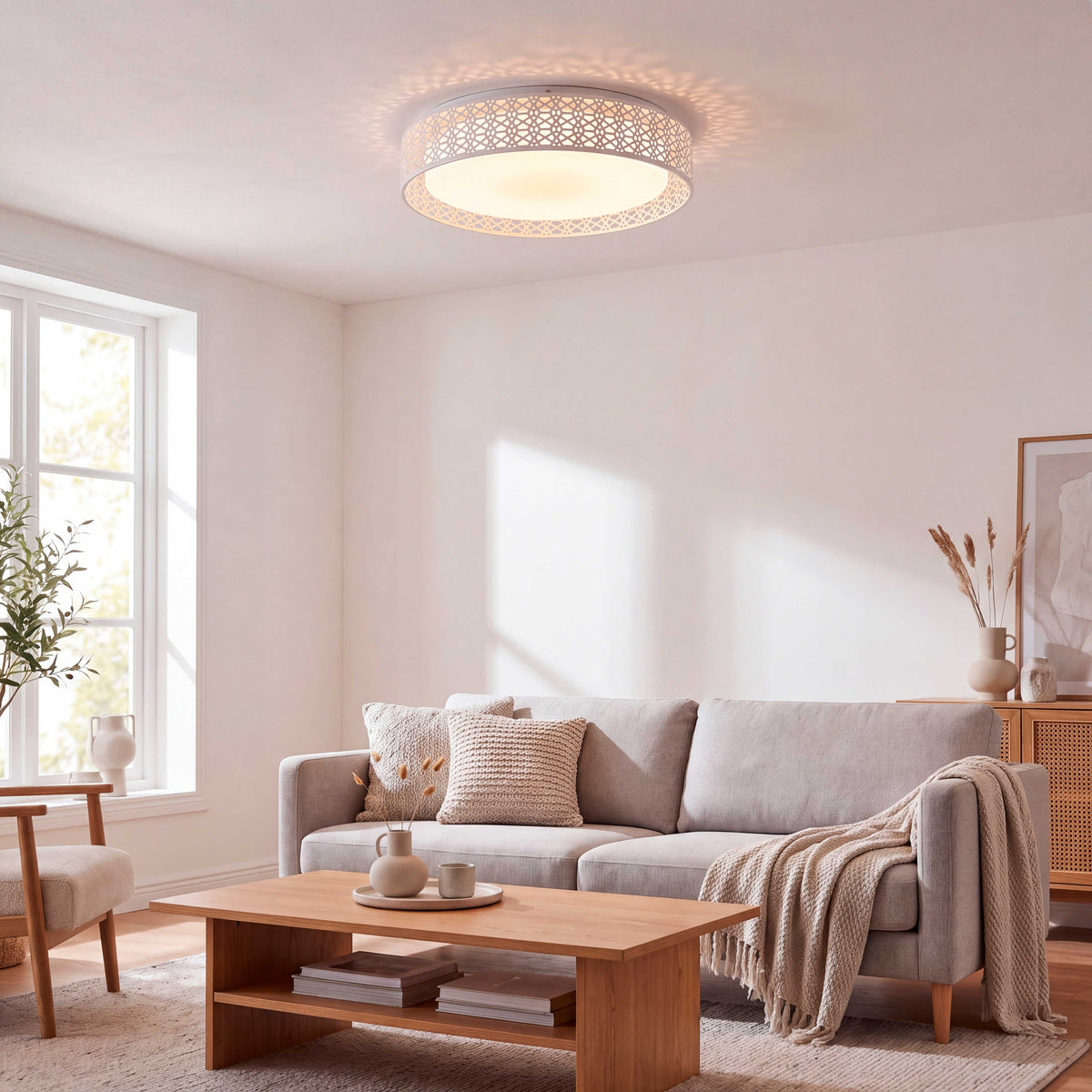 Luz ambiental cálida de sobreponer para salones modernos que crea atmósferas de alto confort óptico.