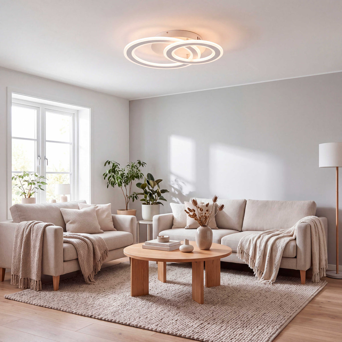 Iluminación cenital sobre salón moderno para crear ambientes cálidos y de alto confort óptico.