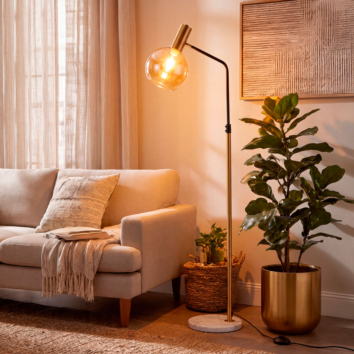 Distribución uniforme de luz cálida en ambiente residencial decorado con plantas y acentos metálicos.
