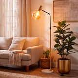 Distribución uniforme de luz cálida en ambiente residencial decorado con plantas y acentos metálicos.
