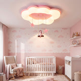 Plafón de nube en dormitorio con cuna blanca y decoración de globos aerostáticos.