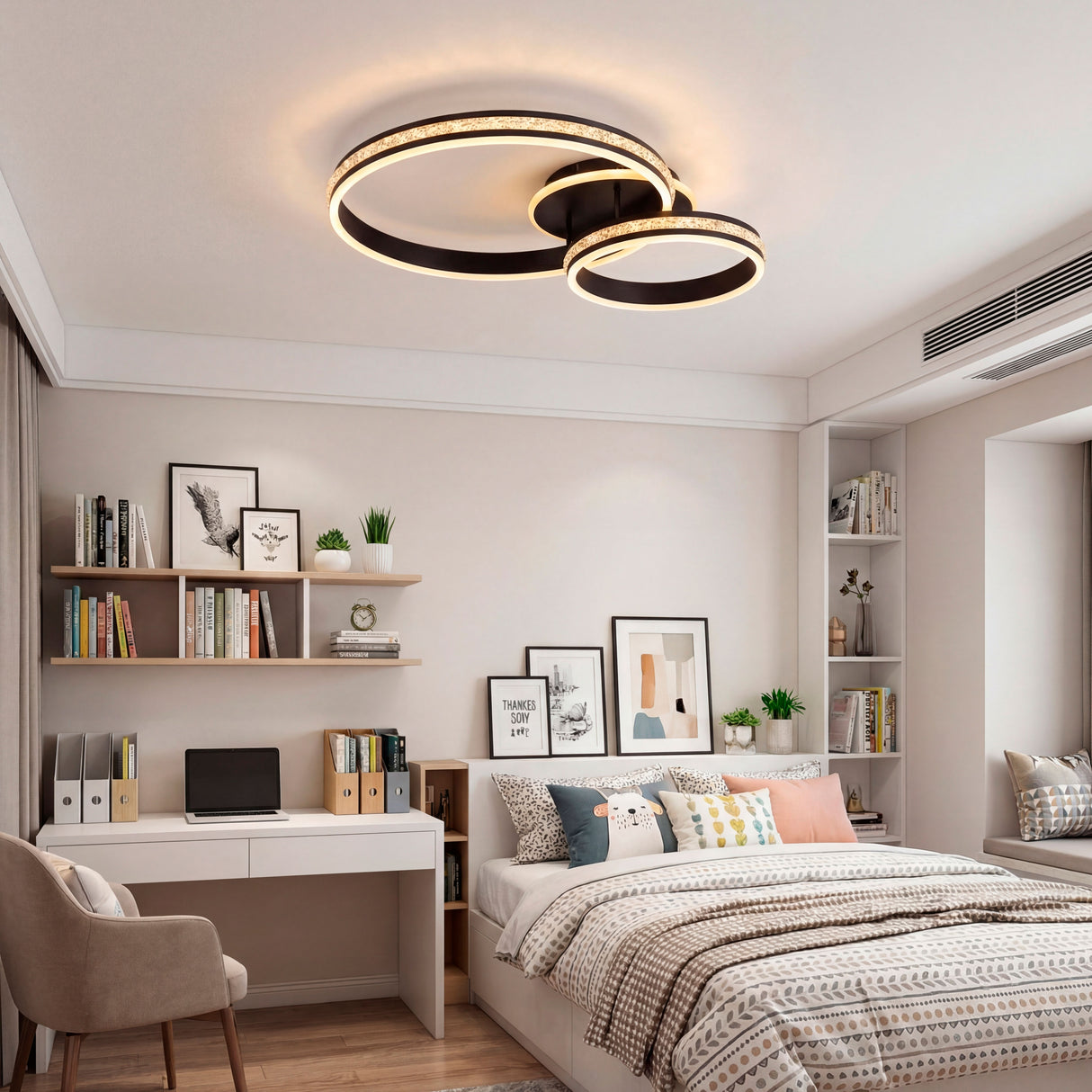 Plafón circular negro en dormitorio con escritorio y estanterías de libros.