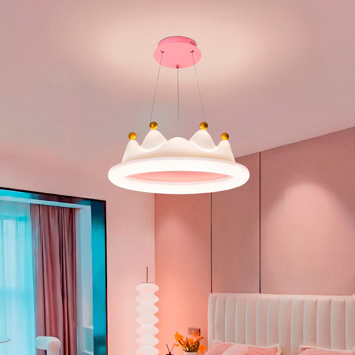 Plafón suspendido de corona en dormitorio con arquitectura de arcos y tonos pastel.