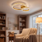 Lámpara de techo central en sala de estar amplia con decoración en tonos crema.