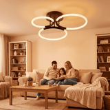 Lámpara de techo triple aro en sala de estar contemporánea con luz cálida y acogedora.