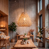 Lámparas de rattan instaladas en cafetería de diseño con paredes de piedra y madera clara.
