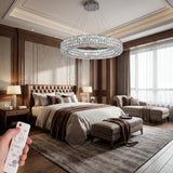 Ambiente de dormitorio principal con luz cálida regulada mediante mando a distancia.