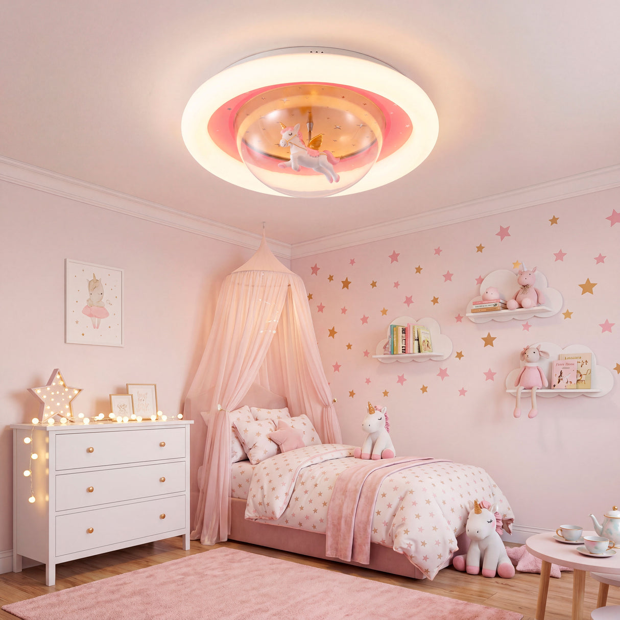 Lámpara de unicornio instalada en habitación con decoración de nubes y estrellas.
