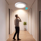 Baño de luz cenital en pasillo residencial activado por proximidad para optimizar el consumo energético.