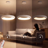 Escena de salón con iluminación regulable mediante control remoto para máximo confort visual.