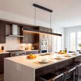 Luminaria técnica de 120cm suspendida sobre barra de cocina moderna con luz brillante.