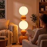 Aplicación práctica de la luminaria como luz de apoyo nocturna para lectura en zonas comunes de una vivienda.