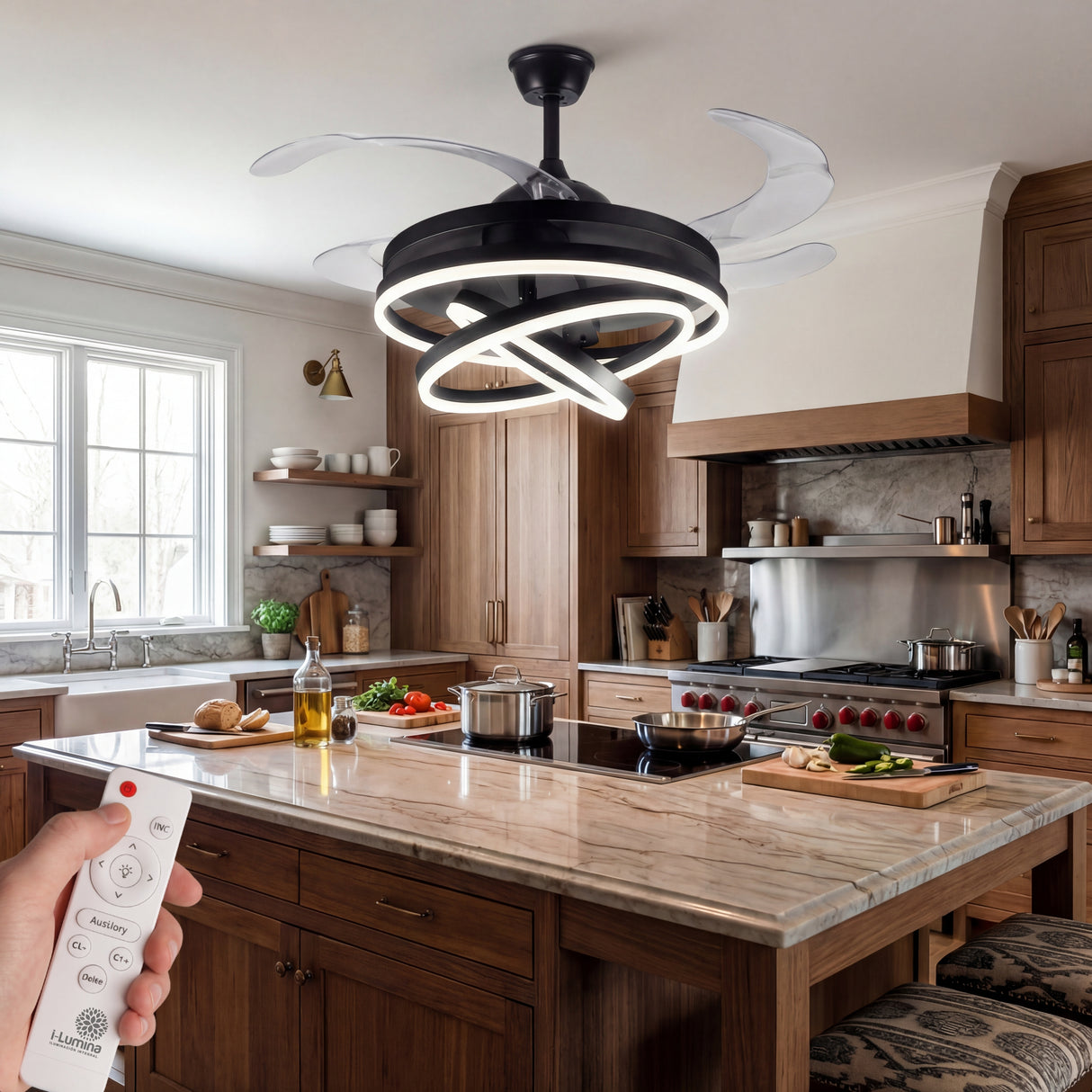 Lámpara de diseño de anillos LED instalada en una cocina moderna con isla.