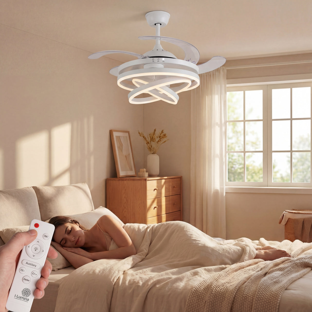 Dormitorio en tonos crema iluminado por la lámpara ventilador Luxury Futura White.