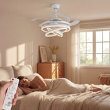 Dormitorio en tonos crema iluminado por la lámpara ventilador Luxury Futura White.