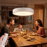 Ambiente familiar iluminado con luz cenital LED suave y uniforme en comedor moderno.