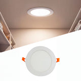 Panel downlight circular LED de 18W instalado en techo de vestidor con luz intermedia 4000K.