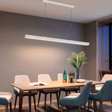 Lámpara Marsella Line White sobre mesa de comedor con sillas azules y luz cálida.