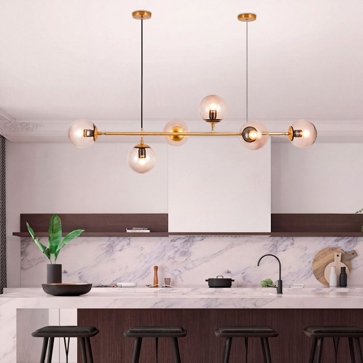 Lámpara horizontal Amber Line en cocina contemporánea con salpicadero de mármol blanco.
