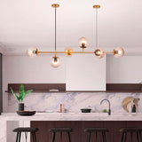 Lámpara horizontal Amber Line en cocina contemporánea con salpicadero de mármol blanco.