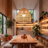 Aplicación de lámpara de rattan en cocina integrada con mobiliario de madera clara.