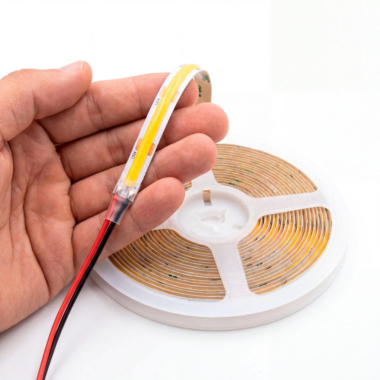 Detalle de iluminación técnica continua sin puntos visibles sobre soporte flexible de alta fidelidad.