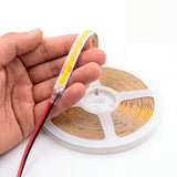 Detalle de iluminación técnica continua sin puntos visibles sobre soporte flexible de alta fidelidad.