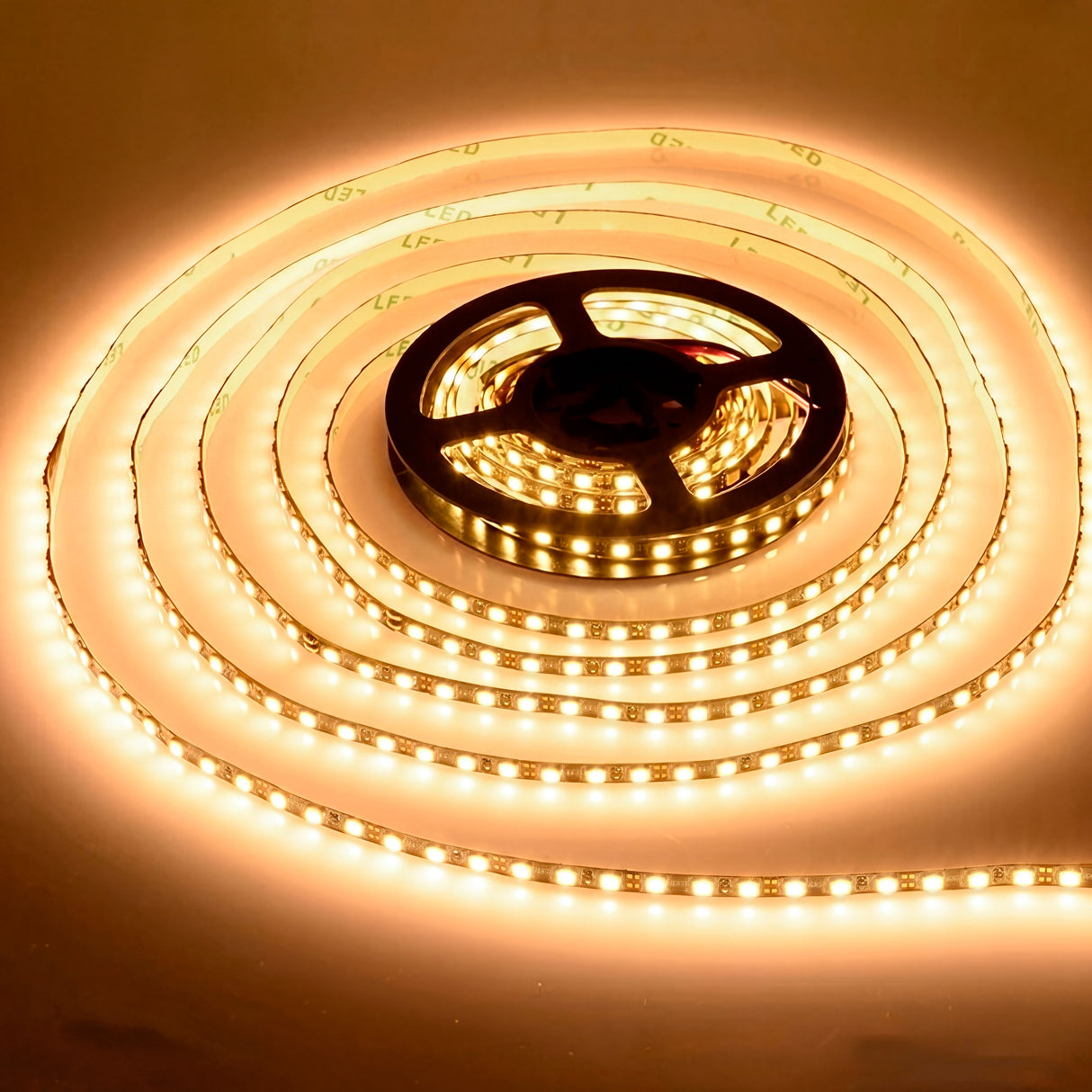 Detalle de tira flexible encendida con alta dispersión cromática y flujo de luz homogéneo.