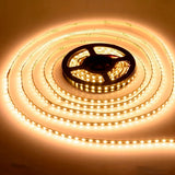 Detalle de tira flexible encendida con alta dispersión cromática y flujo de luz homogéneo.
