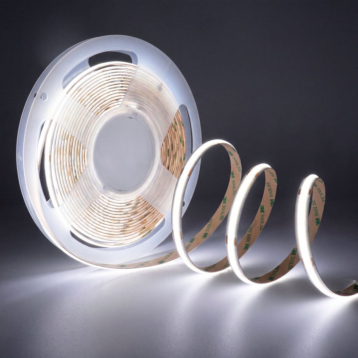 Tira flexible encendida en luz blanca con difusión continua homogénea sobre fondo gris oscuro.