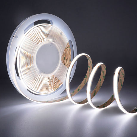 Tira flexible encendida en luz blanca con difusión continua homogénea sobre fondo gris oscuro.
