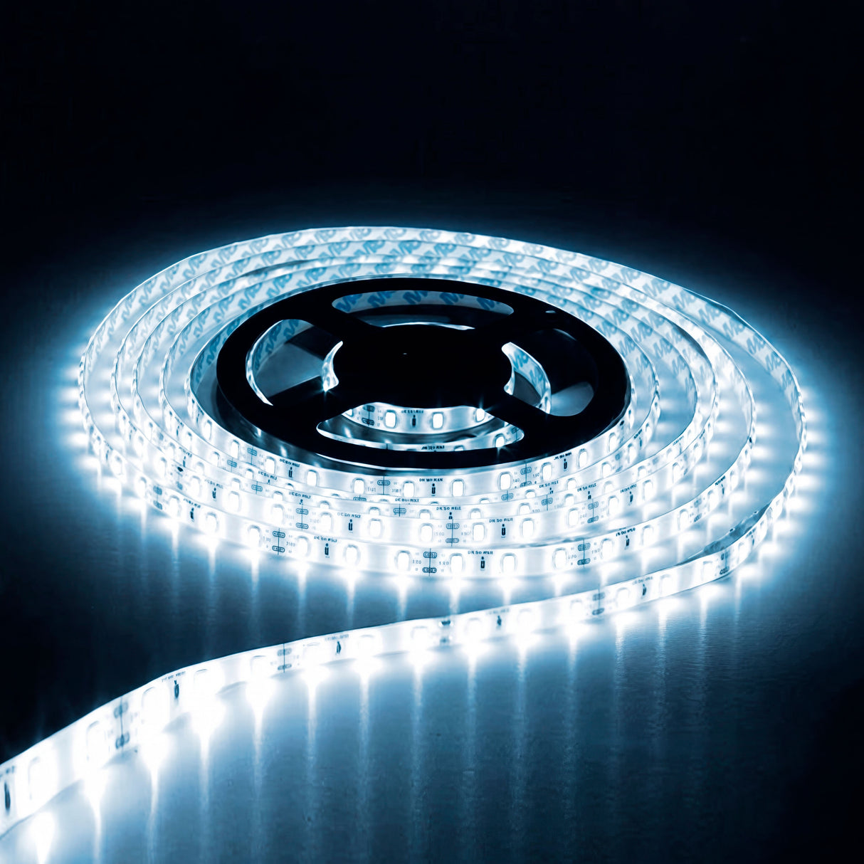Tira flexible encendida en luz blanca con difusión de alta intensidad sobre fondo negro texturizado.