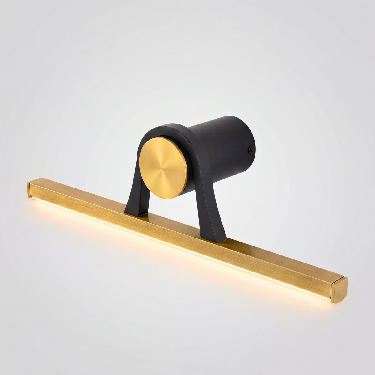 Perspectiva técnica de luminaria de bajo perfil con tecnología LED integrada para ahorro energético.