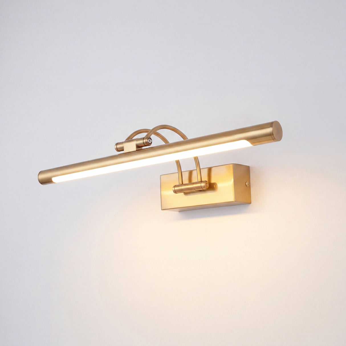 Aplique decorativo esbelto de bajo consumo con luz difusa homogénea idónea para interiorismo purista.