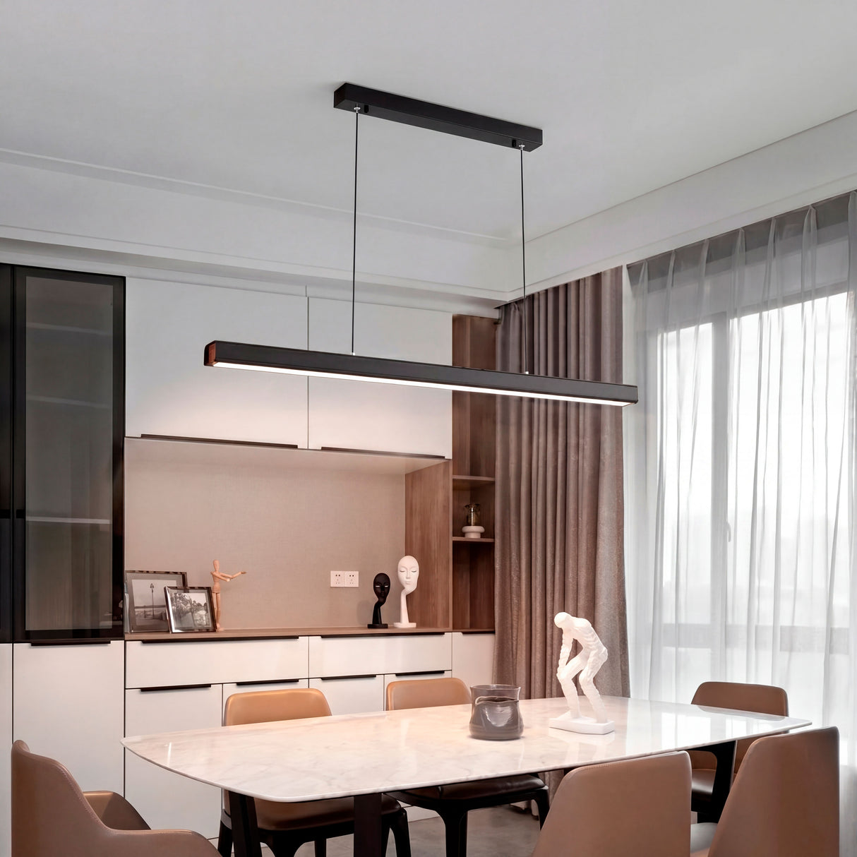 Lámpara Marsella Line Black sobre mesa de comedor de mármol con sillas color arena.