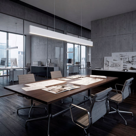 Lámpara LED colgante lineal blanca de 120cm sobre mesa de reuniones en oficina moderna.