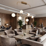 Lampara de diseño lineal en lobby de edificio residencial o sala de espera corporativa.