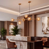Lámpara horizontal de esferas iluminando la mesa de recepción de un edificio corporativo o spa.