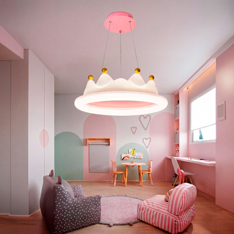 Lámpara Royal Crown iluminando área de juegos infantil con tonos rosa y menta.