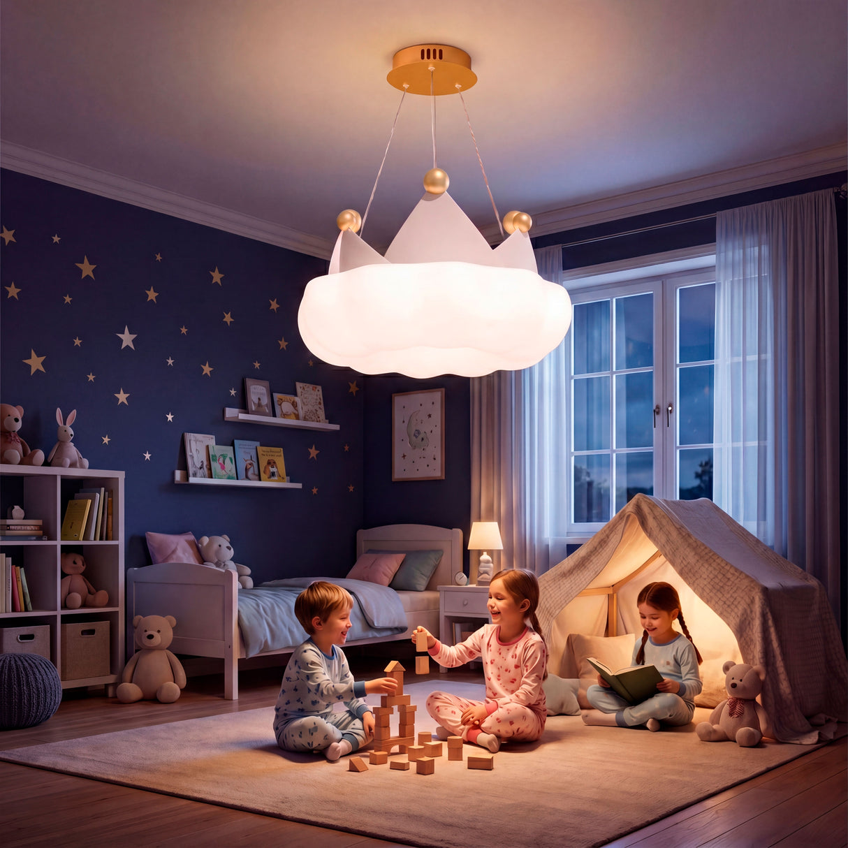 Niños jugando bajo la suave luz de la lámpara Little King en un ambiente nocturno cálido.