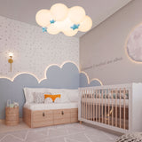 Lámpara Star Cloud en zona de juegos infantil con iluminación blanca de alta eficiencia.