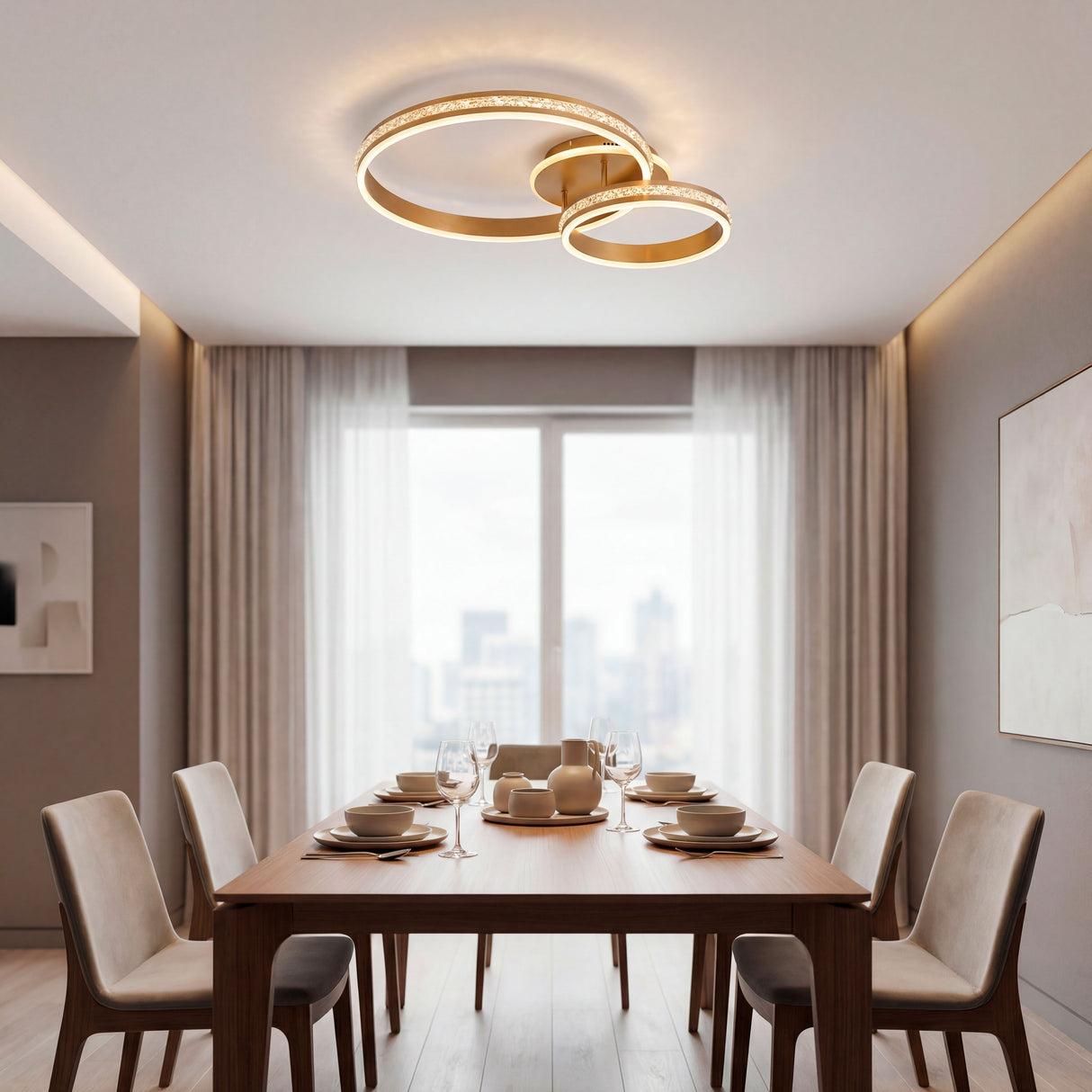 Lámpara de diseño sobre mesa de madera maciza en comedor con luz cálida.