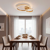 Lámpara de diseño sobre mesa de madera maciza en comedor con luz cálida.