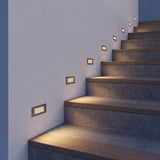 Diseño de iluminación minimalista integrada en tabiques de escaleras modernas.