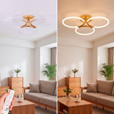 Plafón LED trío en salón de diseño abierto con mobiliario de madera y luz natural.