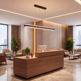 Lámpara Dallas de 120cm iluminando recepción de hotel con mobiliario de madera y mármol.