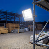 Proyector de alta intensidad instalado temporalmente en una estructura de construcción nocturna.