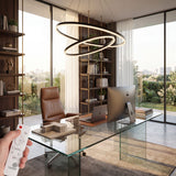 Sistema de iluminación LED suspendido en zona de trabajo moderna con ventanales y luz natural.