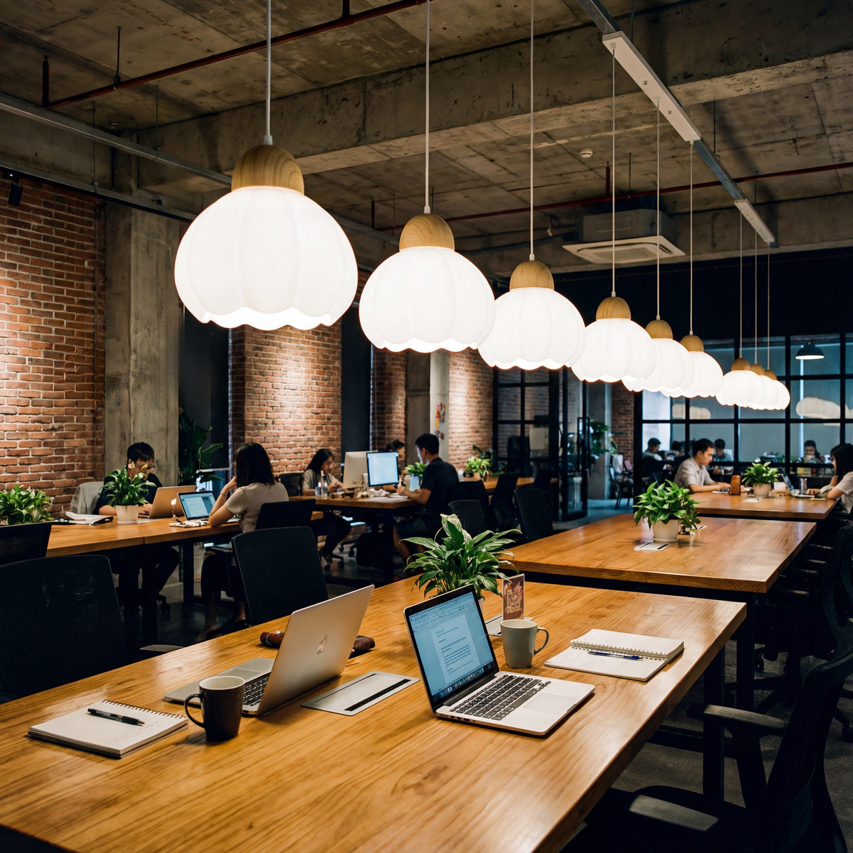 Fila de lámparas colgantes Loto en espacio de trabajo compartido o coworking.