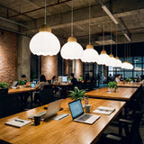 Fila de lámparas colgantes Loto en espacio de trabajo compartido o coworking.